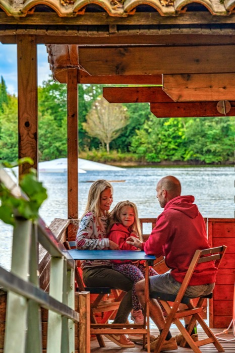 Famille réunie en extérieur au bord du lac privé en Gironde