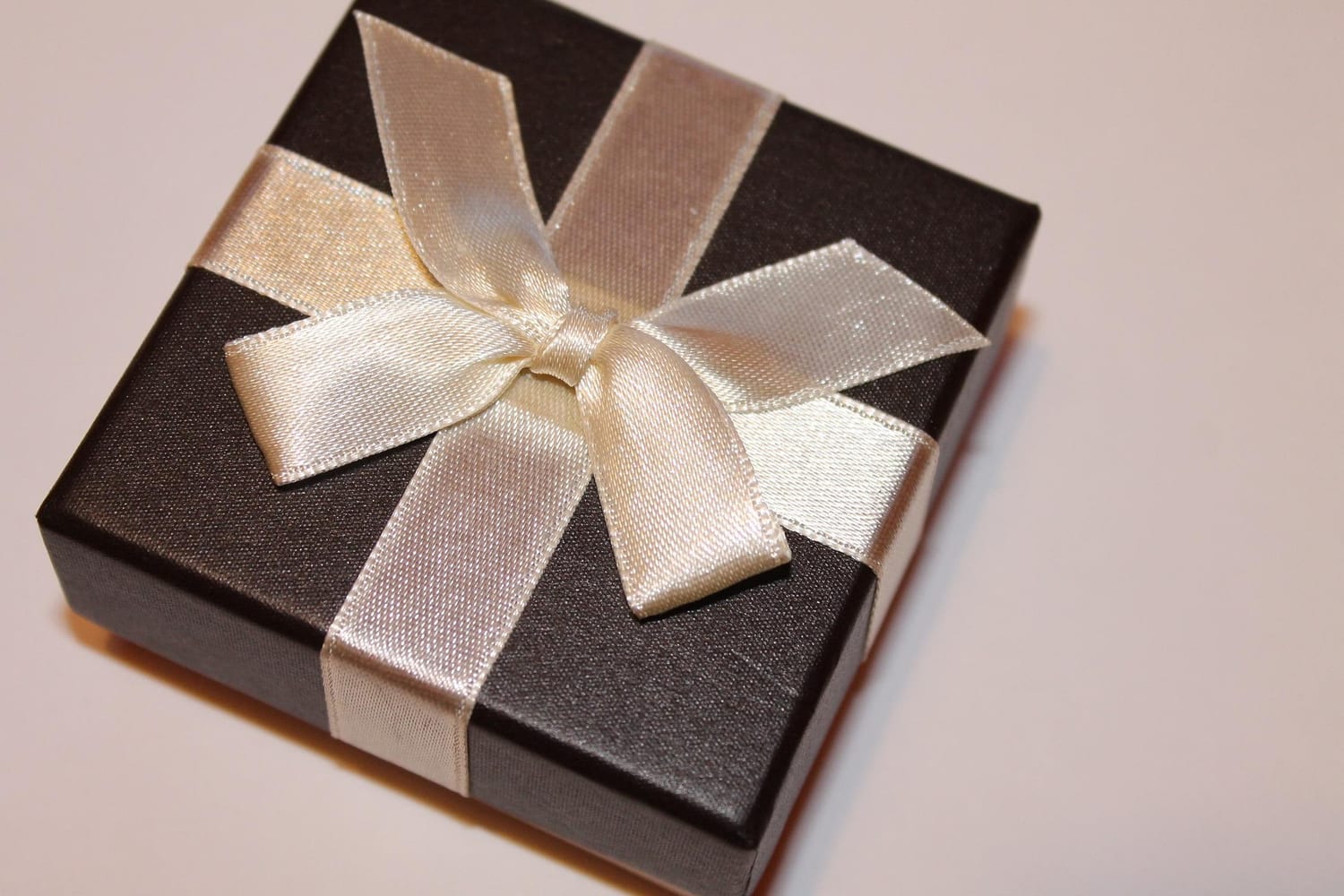 Coffret cadeau élégant avec nœud, idée cadeau pour offrir une nuit en amoureux