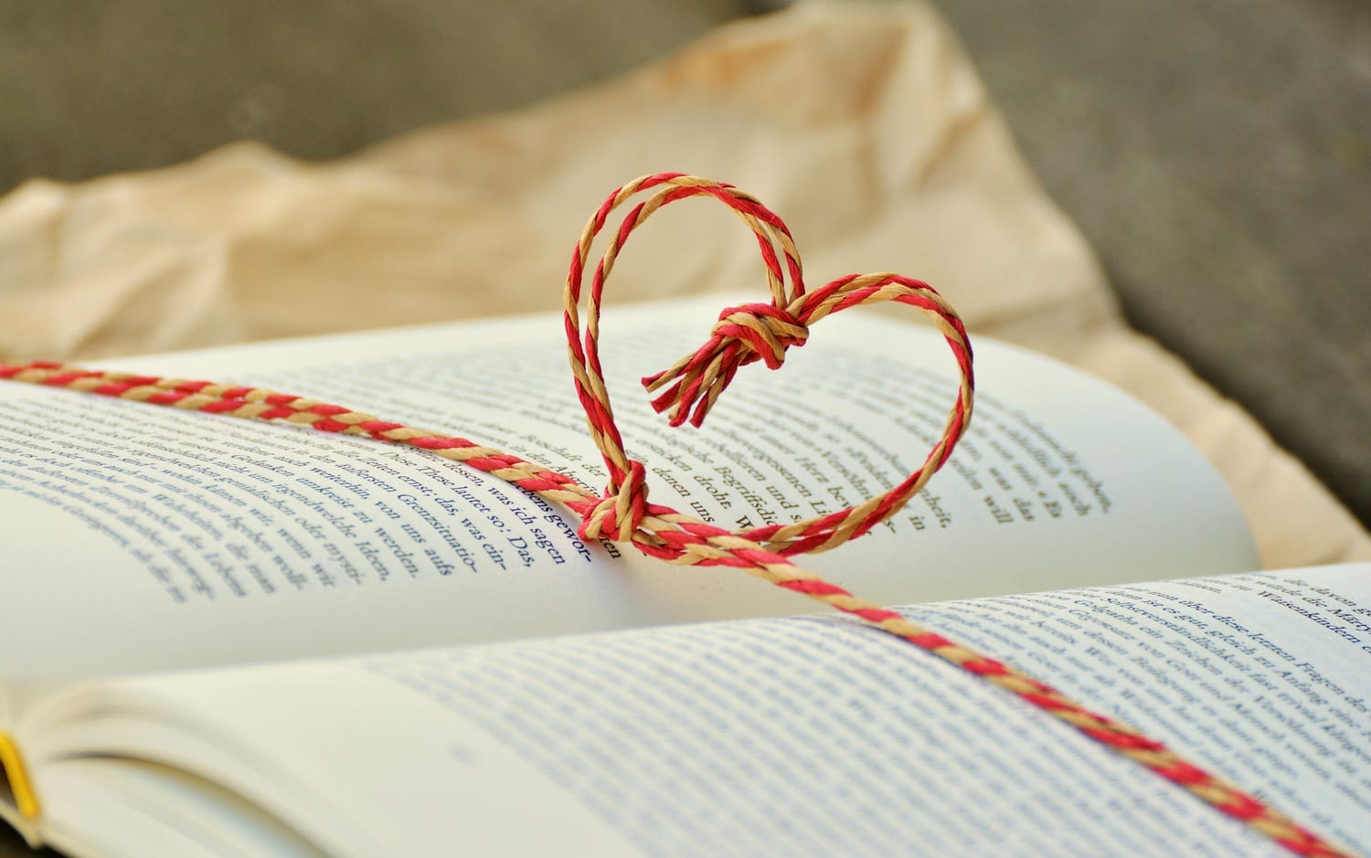 Décoration romantique avec livre en forme de cœur