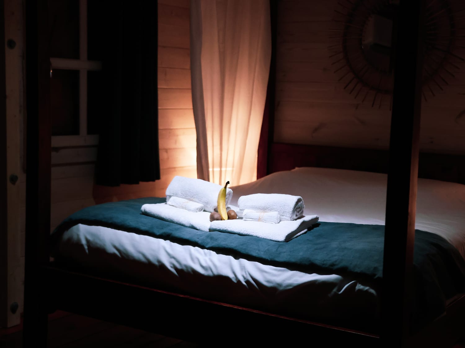 Intérieur cosy d'une love room avec décoration romantique fruitée