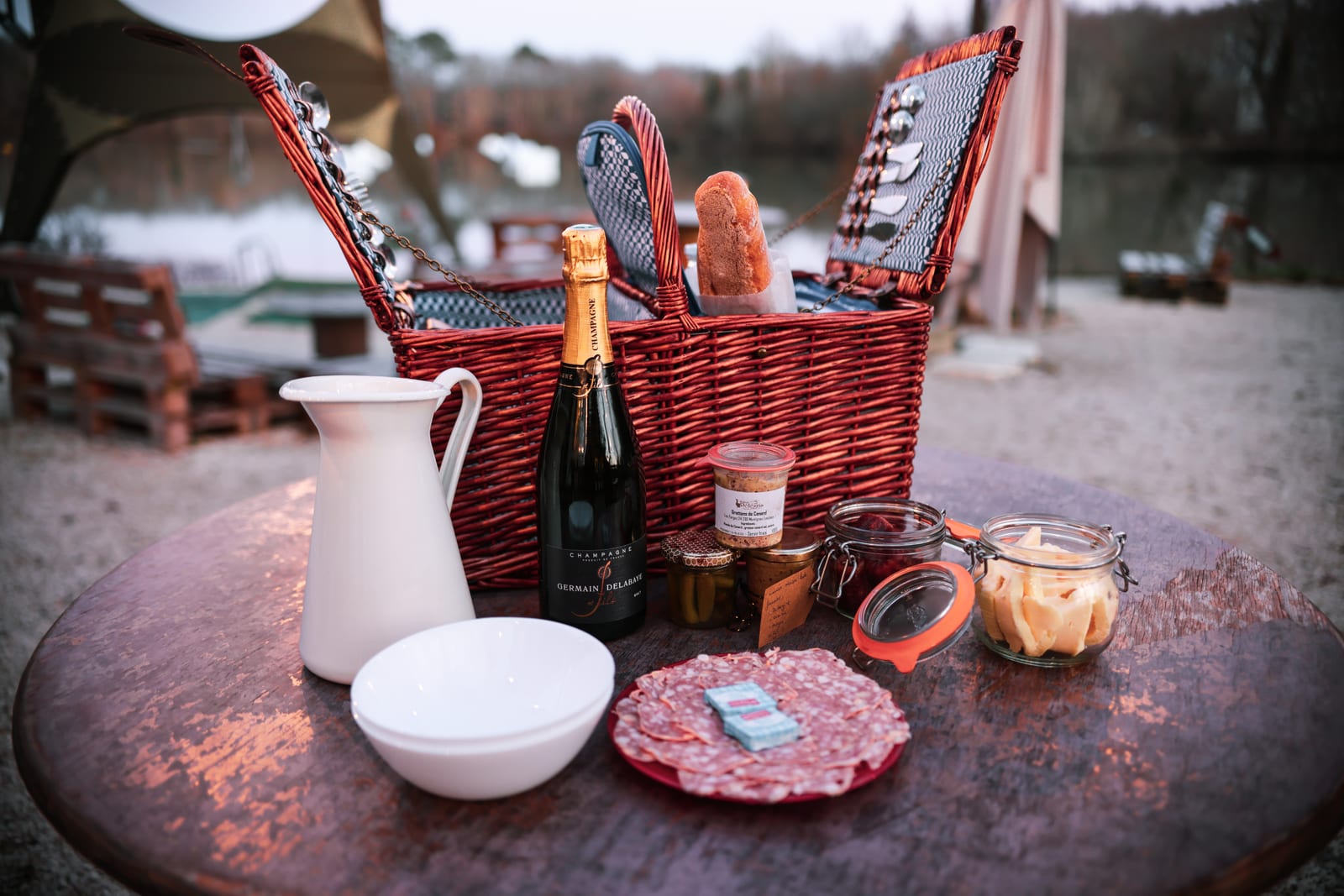 Pique-nique entre copines au bord du lac pour préparer un EVJF en Gironde